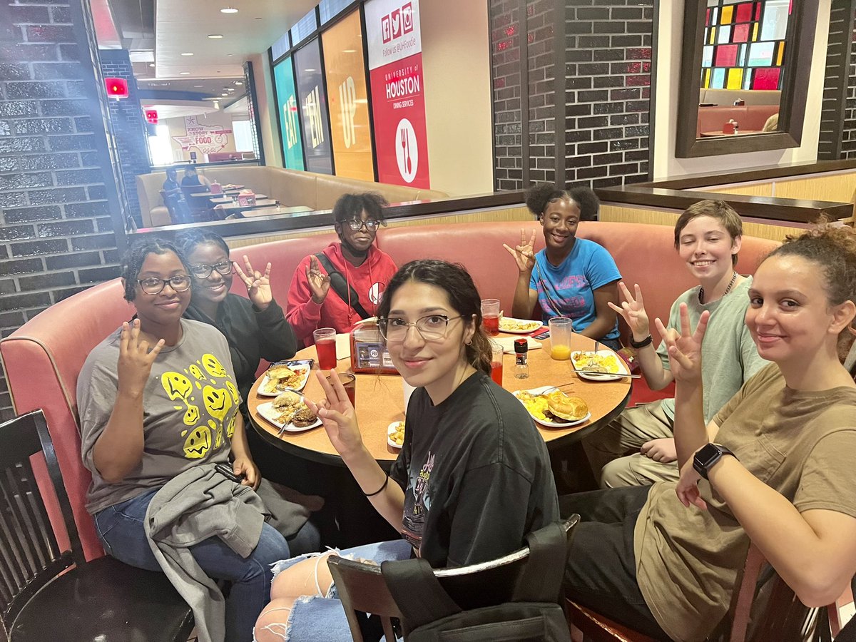 ScienceManuel's tweet photo. @uhstemrise  joined by some of our @JackYatesHigh scholars for breakfast before getting the day started! https://t.co/T8N6M2eVW3