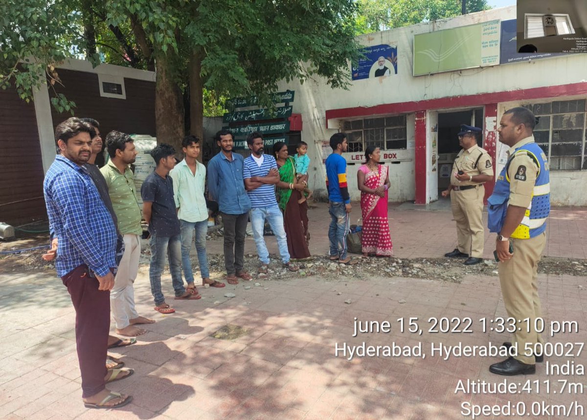 shokachiguda's tweet photo. PV-I and BC-I staff conducted community policing programme at Kachiguda Post Office regarding cyber crime awareness and Importance of Dial 100.
#CommunityPolicing #hyd #hyderabad #hydcops #TelanganaPolice https://t.co/27qygiujuk