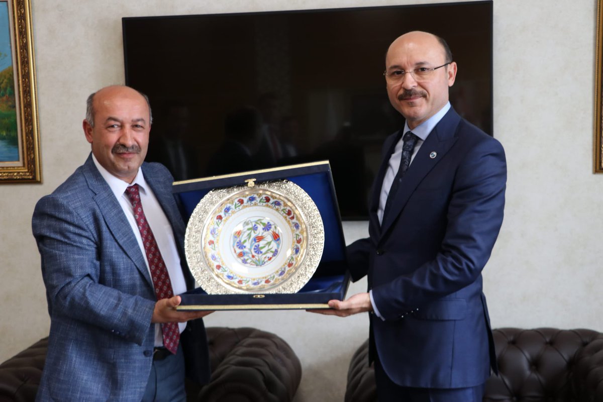 Kütahya İl Milli Eğitim Müdürü Sayın Hasan Başyiğit’i ziyaret ederek, eğitimin ve eğitim çalışanlarının gündemi üzerine değerlendirmelerde bulunduk.
Nezaketi ve samimiyetinden ötürü sayın Başyiğit’e teşekkür ediyorum.