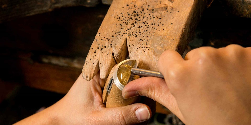 Sorprenentment, el diccionari no aporta una definició ni gaire precisa ni gaire bonica del terme #artesania. Nosaltres diem que és energia, passió, tècnica, anys d’experiència i de feina concentrats en peces d’art funcionals realitzades a mà per persones que estimen el seu ofici.