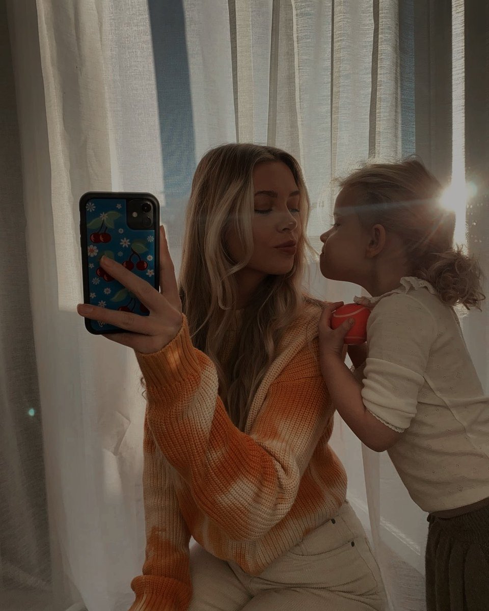 ᅠᅠ
⠀ 
         ⁎  ݁  .  𝓲𝐧𝐬𝐭𝐚𝐠𝐫𝐚𝐦 𝐩𝐨𝐬𝐭 .ᐟ.ᐟ
     ────────────
     ◉ ﹫𝗶𝘁𝘀𝗹𝗲𝗻𝗼𝗿𝗮✓ ⠀  ⠀           ⋮ 
     . ⊹ 𝚊𝚍𝚞𝚕𝚝!𝚊𝚞
                  
    ˓˓ a beautiful sun, daily little 
    kisses and my princess 💛 
    
ᅠᅠ