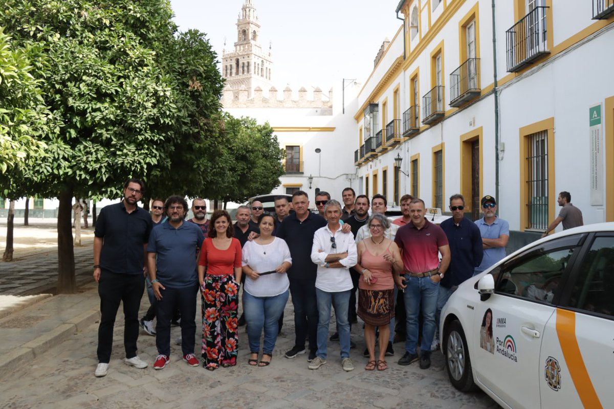 FAET_Andalucia's tweet photo. No podemos permitir que @JuanMa_Moreno del @ppandaluz acompañado de sus socios de @AndaluciaVox copie el modelo de regulación " impuesto por Isabel Díaz Ayuso a la cual JuanMa Moreno ya ha expresado públicamente su admiración y que supone un daño terrible para el 🚖.
 19-J 🗳️💪🚖 https://t.co/HseRTmyYBV