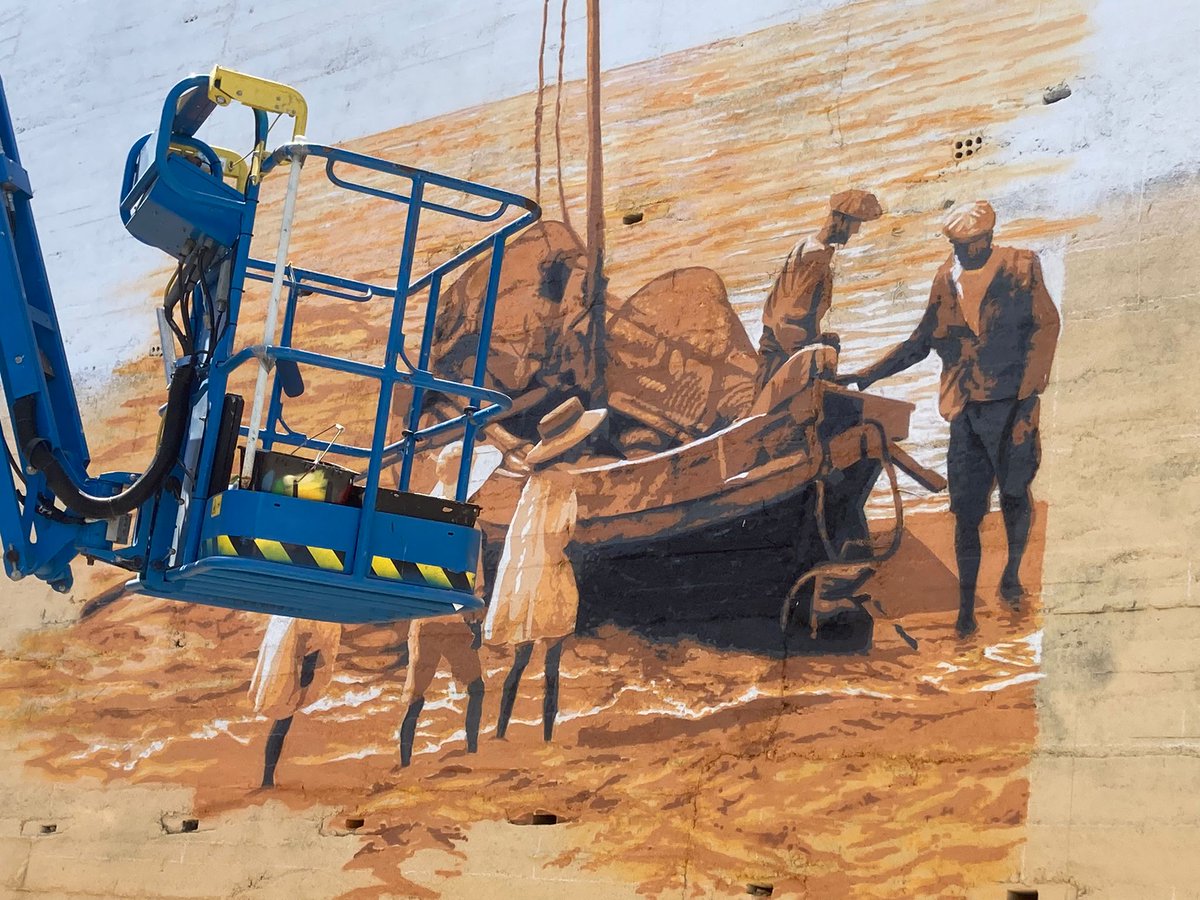 ajcaldetes's tweet photo. 🌊 El mural per a recordar el llegat pescador de #CaldesdEstrac avança a bon ritme! L'artista barceloní Roc Blackblock és l'autor d'aquesta bonica intervenció artística al municipi! @rocblackblock https://t.co/CyJgcHoUFh