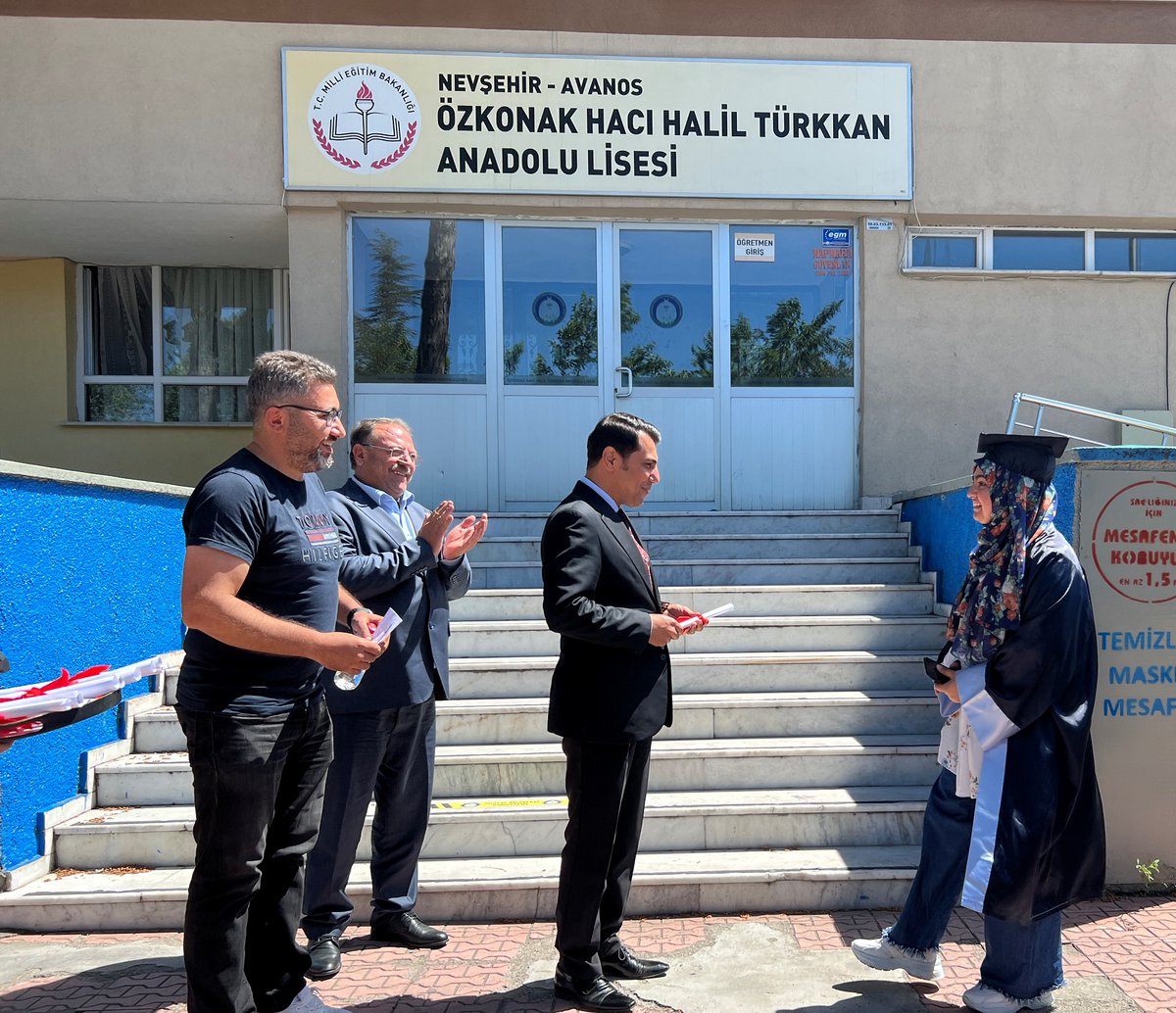 TCAvanos's tweet photo. Kaymakamımız Sn. @OlgunOner,  Özkonak Hacı Halil Türkkan Anadolu Lisesi’nin 2021-2022 Yılı “Mezuniyet Töreni”ne katıldı.
https://t.co/sOyp3TAglt https://t.co/MnAWFcR8pe
