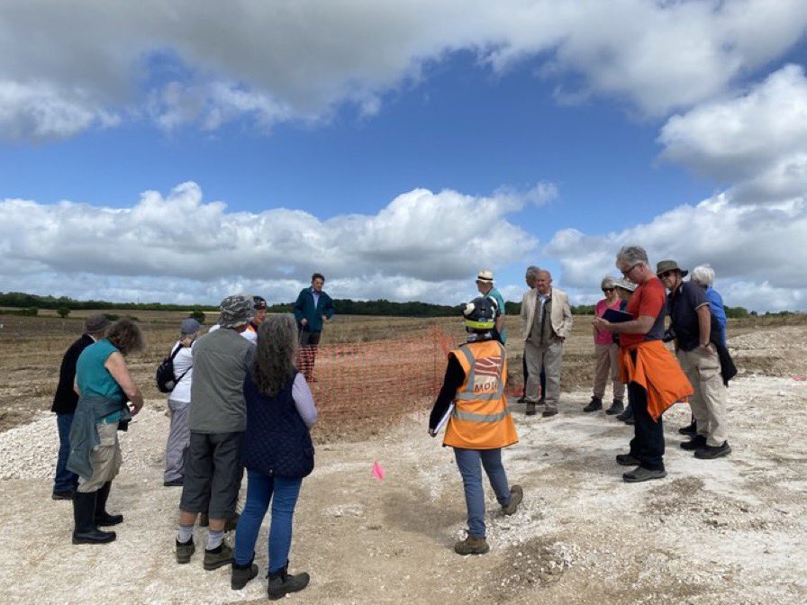 ManydownLife's tweet photo. Last week 16 members from Basingstoke Archaeology and Historical Society visited the #Manydown site and met with the archaeology team. We're looking forward to welcoming pupils from Chiltern Primary School @ChilternSch this week. 
https://t.co/vVmkT0CIRH
#Basingstoke #archaeology https://t.co/DNCirAhcvF