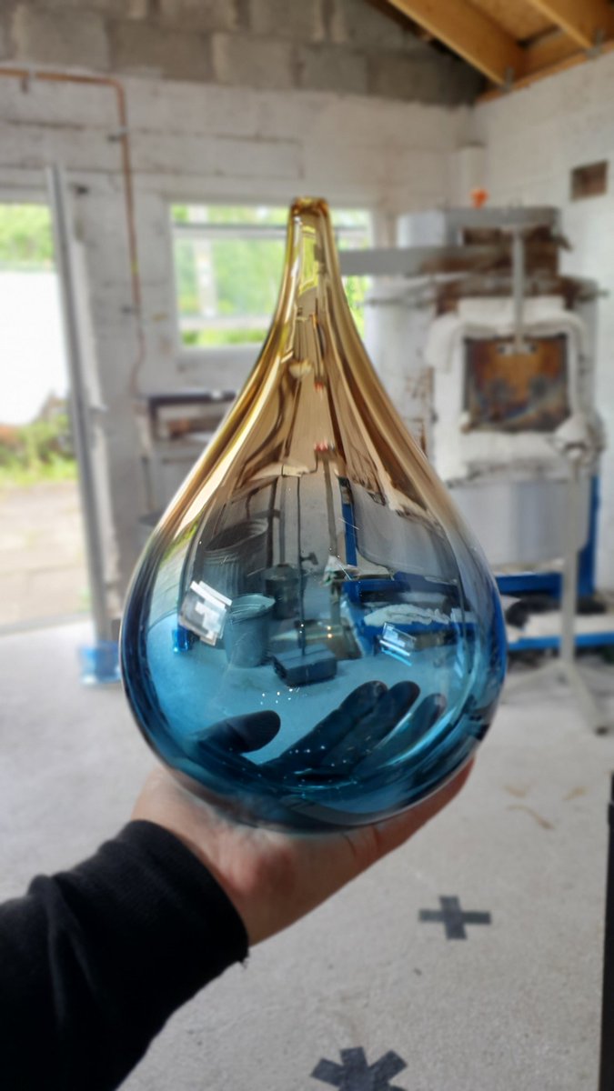 ElinIsaksson's tweet photo. Large 2 tone Dew Drop freshly made and out of the kiln today! (Also comes in other colours)
Come and have a look? We are open Thurs, Fri &amp; Sun 12-5 #forthvalleyartbeat2022 https://t.co/MGFUThcQFZ