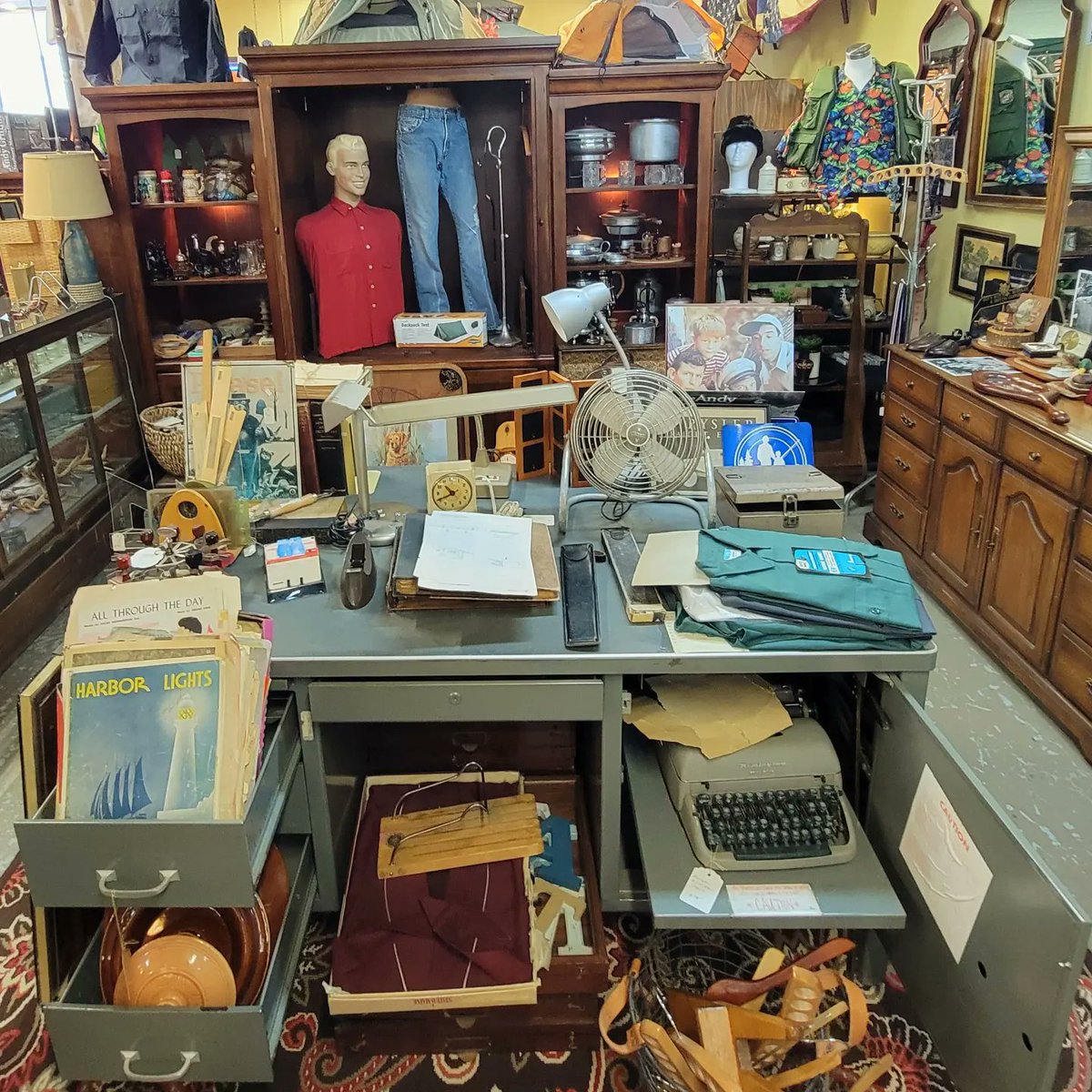MadisonAntiques's tweet photo. #Father's Day is this #Sunday, sooo will be featuring wonderful #Gifts for #Dad #EVERYDAY this week till then... #ComeIn and see #Everything we have for #Pop! 👨👴 #OPEN #NOW Wed-Sat 10am-5pm 
#fathersday #giftsforhim #madisonfl #vintage https://t.co/aXJ97Aqnot