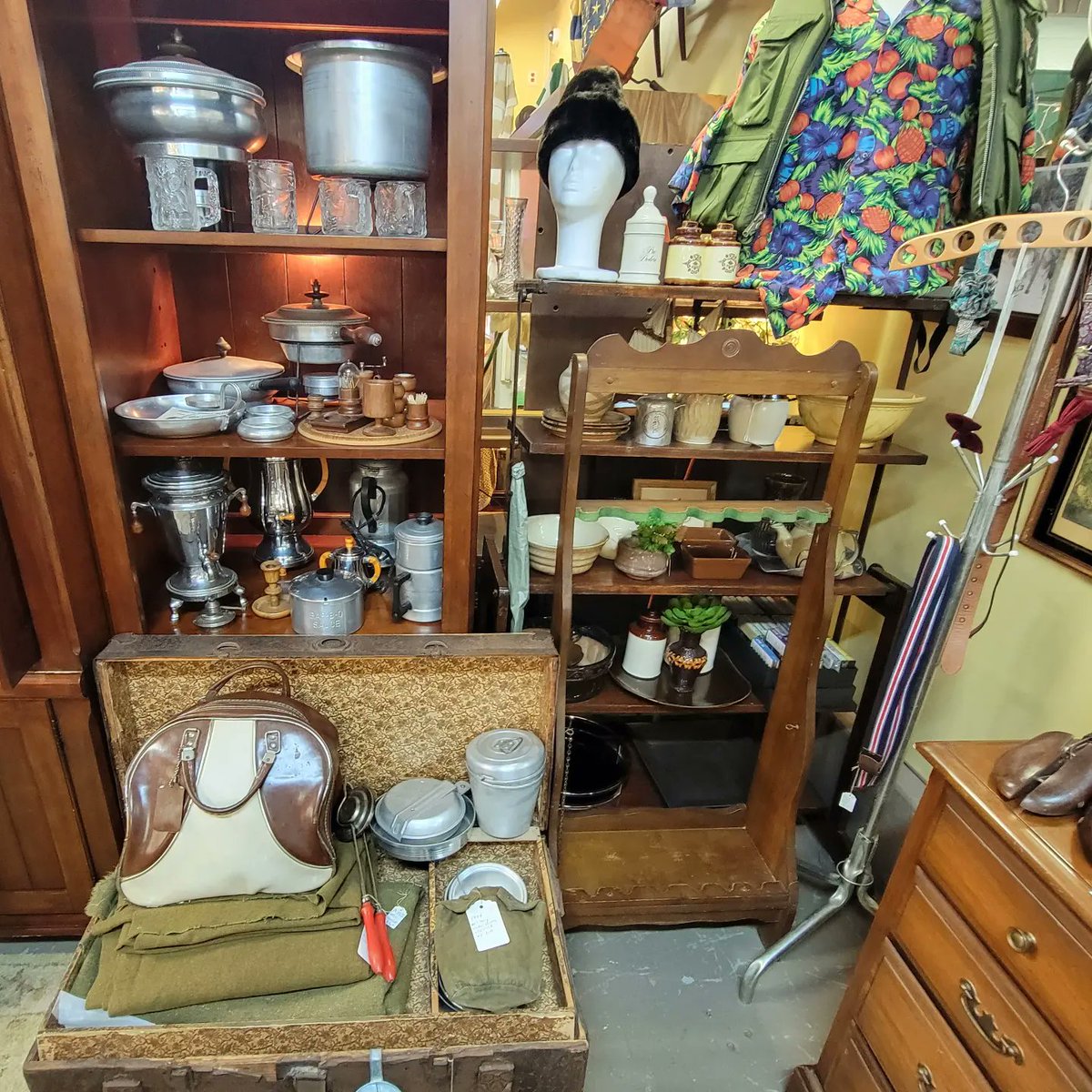 MadisonAntiques's tweet photo. #Father's Day is this #Sunday, sooo will be featuring wonderful #Gifts for #Dad #EVERYDAY this week till then... #ComeIn and see #Everything we have for #Pop! 👨👴 #OPEN #NOW Wed-Sat 10am-5pm 
#fathersday #giftsforhim #madisonfl #vintage https://t.co/aXJ97Aqnot