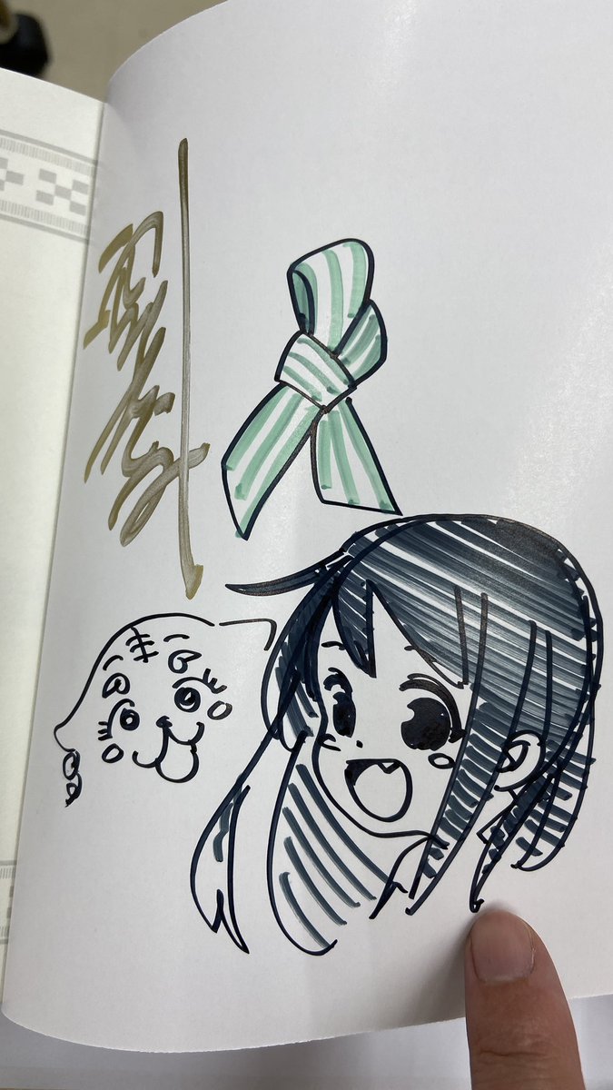 今サイン本巡り終わりました!
明日の開店時間から
大城書店石川店さん20冊
TSUTAYA 山内店さん20冊
置いて頂けます!
ちなみにTSUTAYA山内店さんはペンのインクが途中で切れたので5冊ほど喜屋武さんのサイン本が細いペンになっております(画像2枚目)