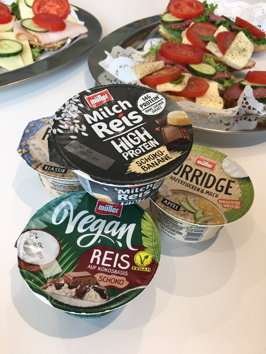 Ein Tag voll digitaler Meetings. 15 Minuten Pause. Und dann wird man überrascht mit einem Kühlschrank voll (auch veganer) Joghurts und Snacks. Meine Rettung heute 😅 Danke MüllerMilch !