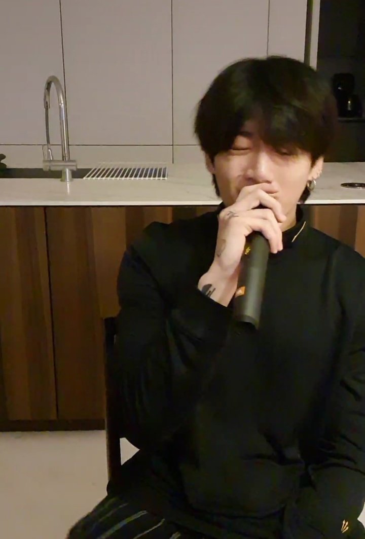 jimiyuka's tweet photo. Tenemos un concierto privado en estos momentos, amo su voz  😍🎤🎤@BTS_twt #방탄소년단 #BTS #BTSARMY #JK #JUNGKOOK #JeonJungkook #VLIVE https://t.co/xQ1uMKvPkz