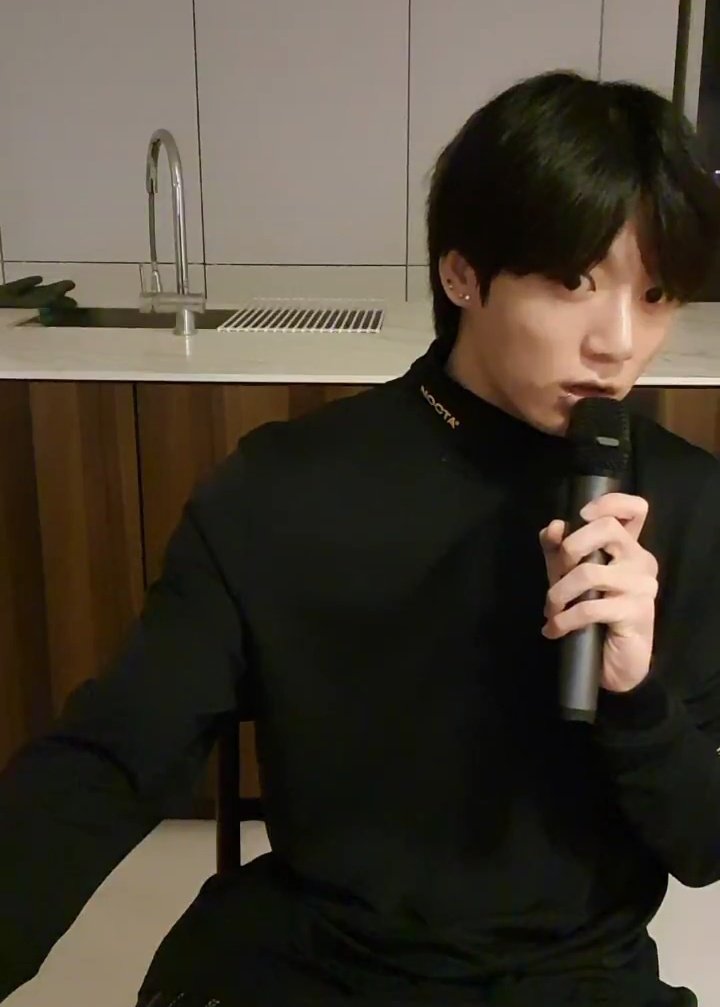 jimiyuka's tweet photo. Tenemos un concierto privado en estos momentos, amo su voz  😍🎤🎤@BTS_twt #방탄소년단 #BTS #BTSARMY #JK #JUNGKOOK #JeonJungkook #VLIVE https://t.co/xQ1uMKvPkz