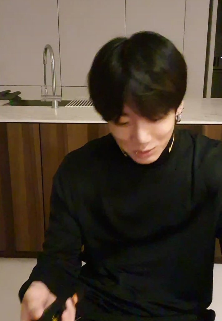 jimiyuka's tweet photo. Tenemos un concierto privado en estos momentos, amo su voz  😍🎤🎤@BTS_twt #방탄소년단 #BTS #BTSARMY #JK #JUNGKOOK #JeonJungkook #VLIVE https://t.co/xQ1uMKvPkz
