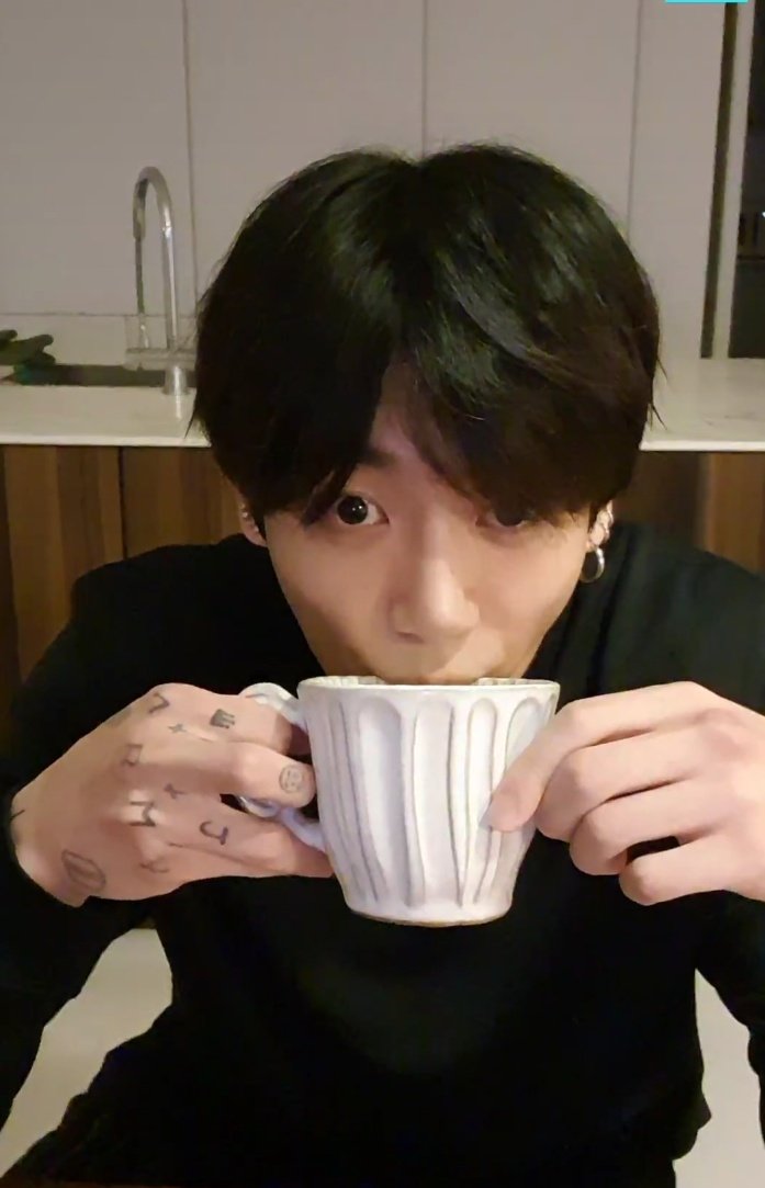 jimiyuka's tweet photo. Tenemos un concierto privado en estos momentos, amo su voz  😍🎤🎤@BTS_twt #방탄소년단 #BTS #BTSARMY #JK #JUNGKOOK #JeonJungkook #VLIVE https://t.co/xQ1uMKvPkz