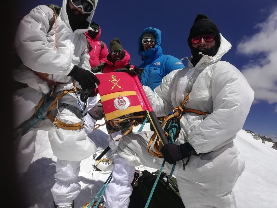 Jkra_Group's tweet photo. #MountaineeringExpedition to Mt Leo Purgyil successfully summitted by team of #TigerDiv on 14 Jun 2022 which included 05 individuals from #BahadurBalwanBarah who took the Regt Flag to the massif #6816m showcasing resilience and determination of soldiers of the elite #IndianArmy https://t.co/KzJnOLG4wA