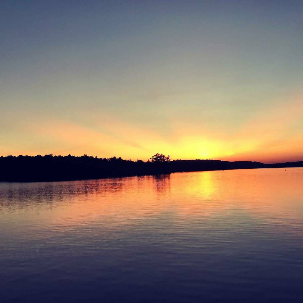 starhare's tweet photo. melting sunset #sunsetseveryday #sunset #photography #colorandlight  #imagesofcanada #naturelovers https://t.co/Ckw6EGV9Yh https://t.co/5ZirzDnzIY