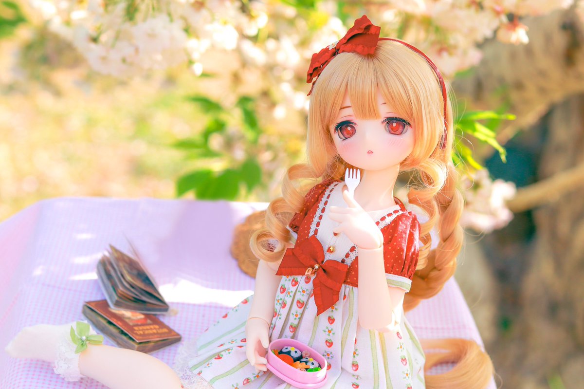sumomorin39's tweet photo. お花見🌸🍡

#うちのこかわいい https://t.co/BP0db0JGse