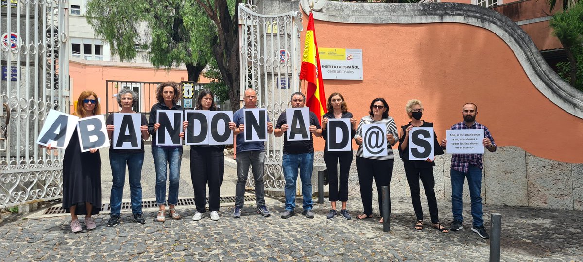 PlexPortugal's tweet photo. El #Plex #Portugal continúa en lucha con protestas en diferentes centros de trabajo de #Lisboa y #Oporto . Trabajamos para #España, sin España. @educaciongob @Haciendagob @MAECgob @empleogob @jmalbares @Pilar_Alegria https://t.co/v1BfUOC0qW