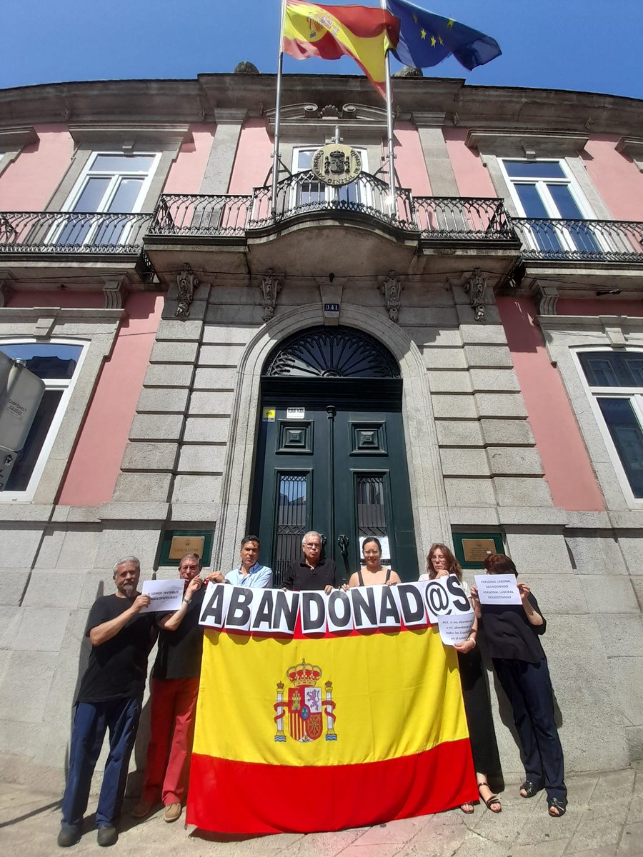 PlexPortugal's tweet photo. El #Plex #Portugal continúa en lucha con protestas en diferentes centros de trabajo de #Lisboa y #Oporto . Trabajamos para #España, sin España. @educaciongob @Haciendagob @MAECgob @empleogob @jmalbares @Pilar_Alegria https://t.co/v1BfUOC0qW