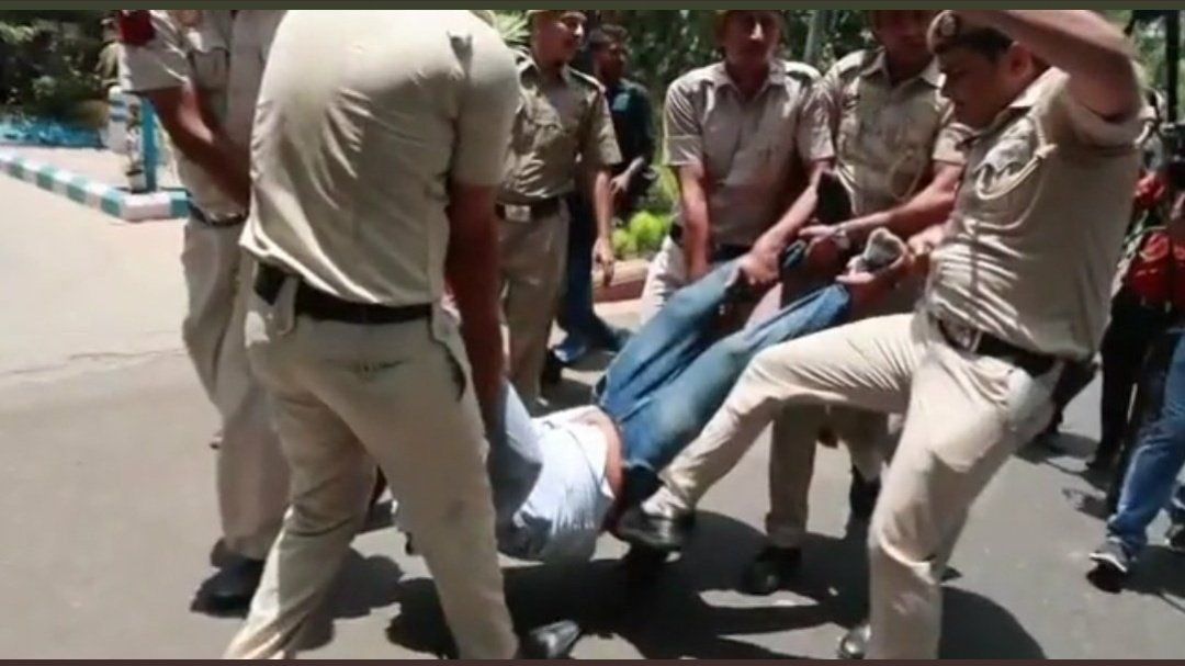 _YogendraYadav's tweet photo. जिस तरह बीजेपी के इशारे पर दिल्ली पुलिस कांग्रेस नेताओं को नजरबंद कर रही है, लात-घूँसे मार रही है, महिला सांसद को चिलचिलाती गर्मी में सड़क पर घसीट रही है, यह हर भारतवासी के लिए खतरे की घंटी है। देर सबेर किसी न किसी बहाने सबका नंबर आयेगा। 
आज कांग्रेस के साथ खड़ा होना जरूरी है। https://t.co/VmjvKh45N1