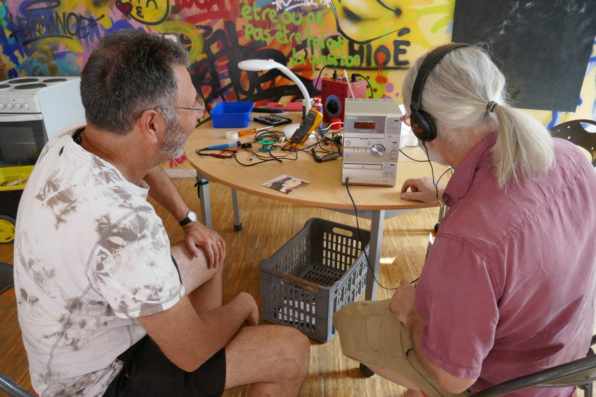 26_sypp's tweet photo. [Sur le territoire] 📍 1er Repair'Café de l'association Collectif Environnement En Tricastin ✅
👉20 bénévoles enthousiastes, 22 objets à réparer : vélo, appareils électriques, informatique, couture ...
✨14 réparés, 4 réparés partiellement, 4 non réparables https://t.co/qlu9czm0Wj