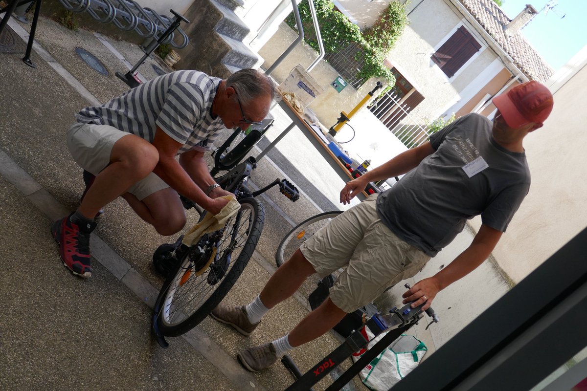 [Sur le territoire] 📍 1er Repair'Café de l'association Collectif Environnement En Tricastin ✅
👉20 bénévoles enthousiastes, 22 objets à réparer : vélo, appareils électriques, informatique, couture ...
✨14 réparés, 4 réparés partiellement, 4 non réparables