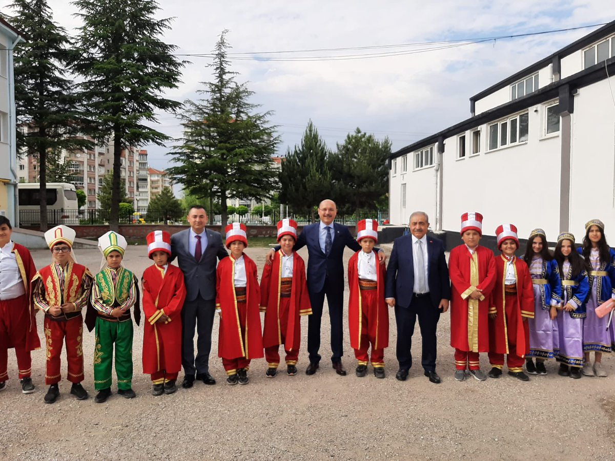 Kütahya Hüsnü Kişioğlu Ortaokulu yıl sonu programına iştirak ettik.
Çok başarılı bir performans sergileyen öğrencilerimizi ve bu güzelliğin oluşması için samimiyetle gayret sergileyen öğretmenlerimizi içtenlikle tebrik ediyorum.