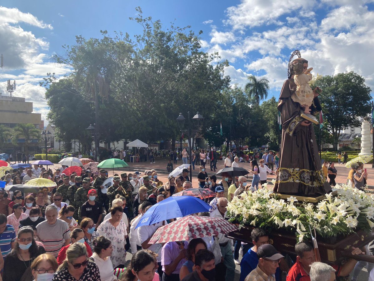 emisoraejercito's tweet photo. La emisora #ColombiaEstéreo 103.7 FM, la banda de músicos del Batallón Santander y hombres del #BAAID, acompañan la procesión de la celebración del #DíaDeSanAntonioDePadua en las calles del municipio de Ocaña, promoviendo la Fe y buenas costumbres🙏💫 https://t.co/ExqbwH7C1I