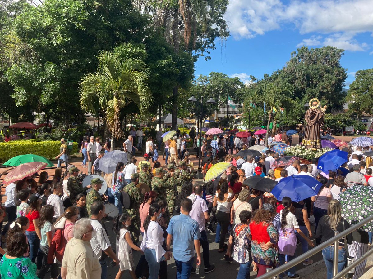 emisoraejercito's tweet photo. La emisora #ColombiaEstéreo 103.7 FM, la banda de músicos del Batallón Santander y hombres del #BAAID, acompañan la procesión de la celebración del #DíaDeSanAntonioDePadua en las calles del municipio de Ocaña, promoviendo la Fe y buenas costumbres🙏💫 https://t.co/ExqbwH7C1I
