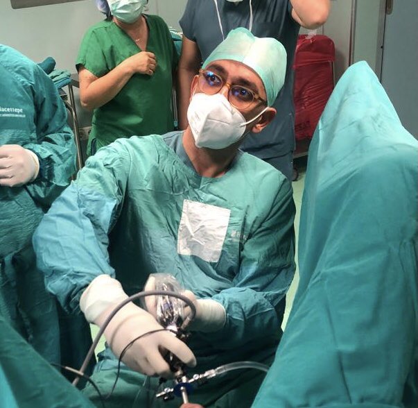 EmreHuri_MD's tweet photo. Bazı cerrahilerde oturmak ergonomi açısından son derece önemli ! Kapalı prostat ameliyatlarında oturarak el-kol koordinasyonu artar, kontrol sağlanır, daha kolay ve uzun süreli konforlu bir cerrahi yapılır ! #bipolarturp #prostatcerrahisi #hacettepe https://t.co/g1zWQryz86