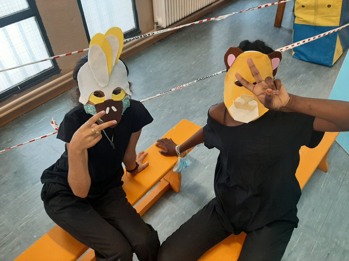 Després de l'èxit de la setmana passada, el proper 21 de juny, els alumnes de 1r tornaran a oferir una nova representació del musical "El Rei Lleó", que han treballat a les matèries d'Educació Física, Visual i Plàstica i Música. Serà a les 10.35 per a famílies de 1r i 3r.