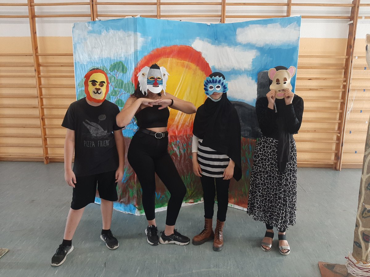 inslaserrasbd's tweet photo. Després de l'èxit de la setmana passada, el proper 21 de juny, els alumnes de 1r tornaran a oferir una nova representació del musical "El Rei Lleó", que han treballat a les matèries d'Educació Física, Visual i Plàstica i Música. Serà a les 10.35 per a famílies de 1r i 3r. https://t.co/ykg0E02PWB