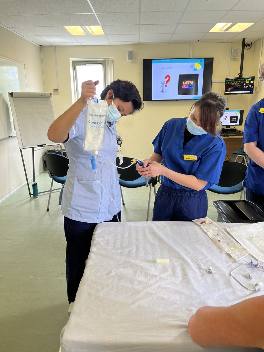 __SarahPotter's tweet photo. Arterial Lines with @pen2103
#ResusPlus
@ed_bath
@RUHBath https://t.co/qegsaG9se0