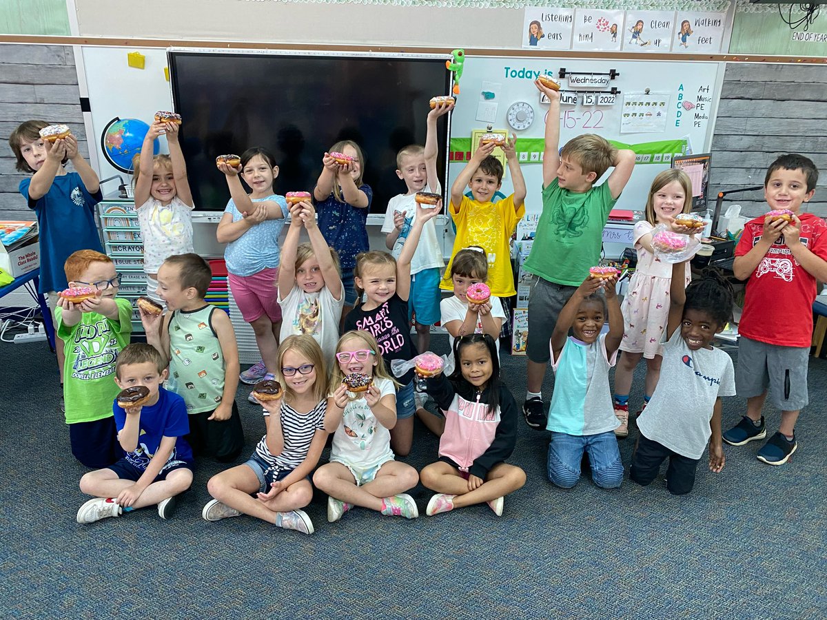 VerlichMj's tweet photo. Ms. Dare’s class celebrated 1🍩🍩% of students reaching their Lexia goal! Perfect reason for a donut party! #HuskiesRead #FirstGradeHereWeCome https://t.co/NbvuaX6JjU