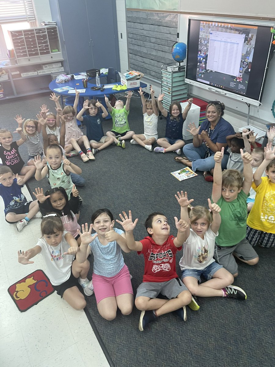 VerlichMj's tweet photo. Ms. Dare’s class celebrated 1🍩🍩% of students reaching their Lexia goal! Perfect reason for a donut party! #HuskiesRead #FirstGradeHereWeCome https://t.co/NbvuaX6JjU