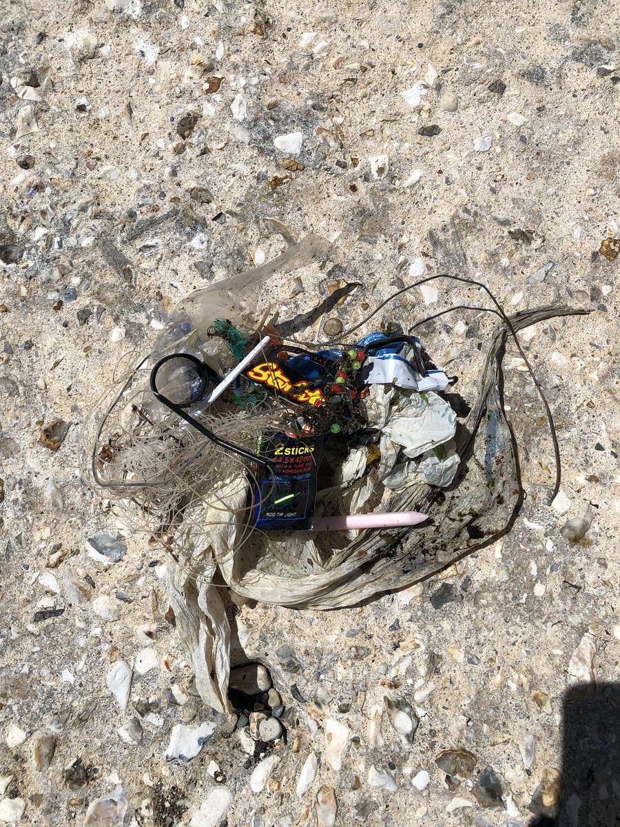 happyhillers's tweet photo. Several sweeps picking up #litter #rubbish on my favourite #StonePierBeach #Weymouth it was very hot and like a millpond #fishingline #cableties #rope #plasticbits #razor #sock 🤷🏻♀️ @LitterFreeDrst @KeepBritainTidy https://t.co/CidmJUvAw4