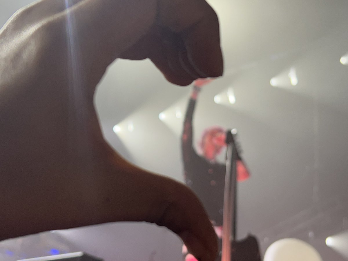 xowooyoung's tweet photo. ๐ญ why is this so cute @machinegunkelly #KillTheInternet #MainstreamSelloutTour https://t.co/0xA2e1mQFV