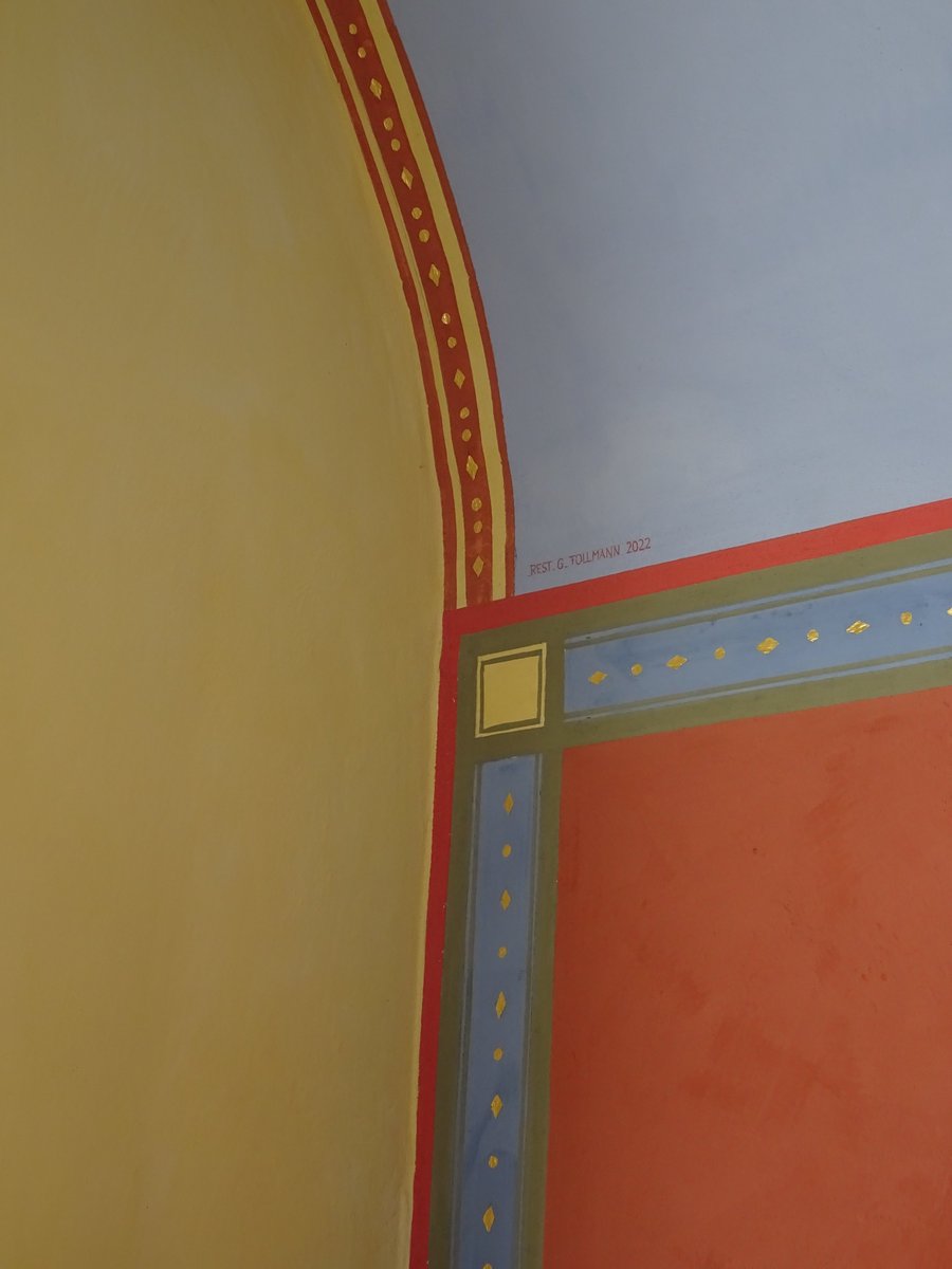 GuenterFollmann's tweet photo. Kapelle in #Finkenberg/#Tirol; Rekonstruktion der farblichen Erstfassung in Kalktechnik mit Blattgolddetails; https://t.co/5pWAkUo4kJ