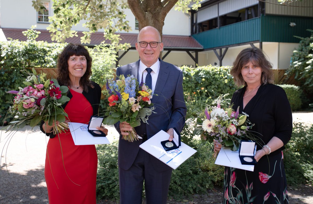 KV_Thueringen's tweet photo. Traditionell wird auf den #mftt von der Präsidentin der LÄK Dr. Ellen Lundershausen die Dr.-Ludwig-Pfeiffer-Medaille an Ärzte mit besonderen Verdiensten um das Ansehen der Ärzteschaft verliehen, dieses Jahr an Dr. Karin Schlecht, Dr. Joachim Zeeh und Dr. Katharina Schott (v. l.). https://t.co/CMUhcae0wY