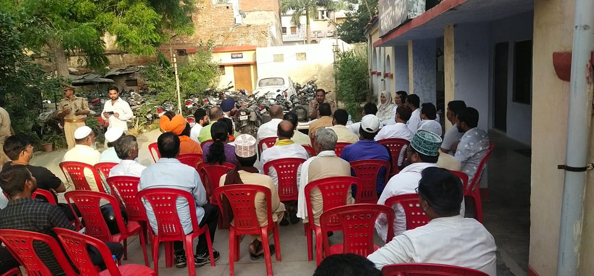 east_dcp's tweet photo. #CPLucknow @dhrubathakur के मार्गदर्शन मे #DCPEast @AmitKAnandIPS के निर्देशन मे आगामी त्योहारों पर कानून व्यवस्था/शांति व्यवस्था को प्रभावी बनाये रखने हेतु दिनांक 15.06.22 को प्रभारी निरीक्षक कैंट कमिश्नरेट लखनऊ द्वारा थाना कैंट पर शांति कमिटी की मीटिंग की गई ।
#UPPolice https://t.co/ZNfjFlbubd