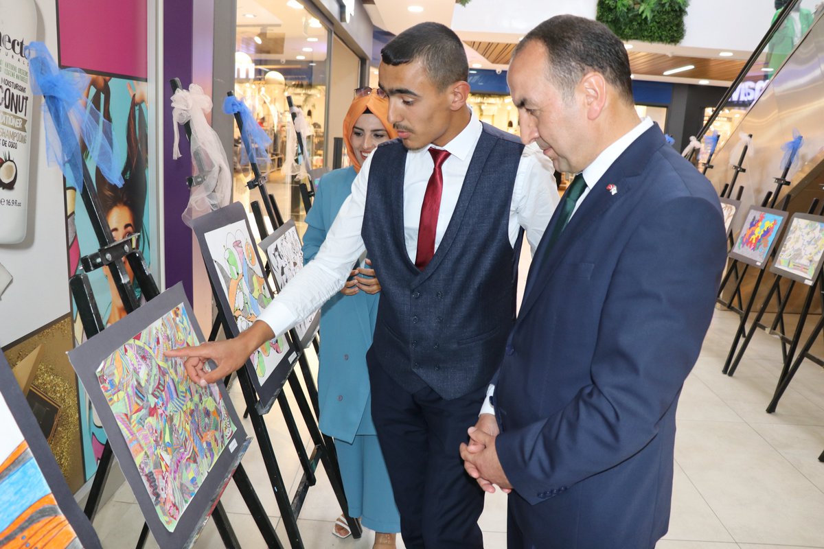 İl Müdürümüz Halil Yücel Göltepesi Yeni Yerleşim Ortaokulu Özel eğitim öğrencisi Mahmut Koşunkartay ın  2. kişisel resim sergisinin açılışını yaparak, özel öğrencimiz tarafından yapılan resim sergisini gezdi. <a href="/tcmeb/">Millî Eğitim Bakanlığı</a> <a href="/bingolvaliligi/">T.C. Bingöl Valiliği</a> <a href="/halilyucel6060/">Halil YÜCEL</a>