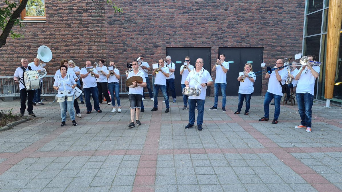Dinsdagavond een mooi optreden gegeven voor de avondvierdaagse Maassluis tijdens de Week van de Cultuur. Leuke sfeer, veel en enthousiast publiek. We hebben ons visitekaartje achtergelaten.