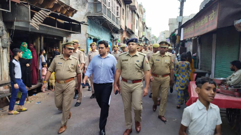 mathurapolice's tweet photo. आज दि0 15.06.2022 को @dmmathura7512 व SSP_MTA द्वारा सुरक्षा/शान्ति व्यवस्था के दृष्टिगत थाना गोविन्द नगर/कोतवाली क्षेत्र में पैदल गश्त किया गया ,जनमानस से आपसी सौहार्द बनाये रखने ,मिल जुलकर रहने व सोशल मीडिया व अन्य माध्यम से प्राप्त भ्रामक सूचना पर विश्वास न करने की अपील की गयी https://t.co/ZP7nhq7FUt