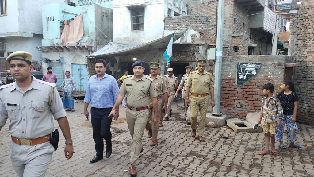 mathurapolice's tweet photo. आज दि0 15.06.2022 को @dmmathura7512 व SSP_MTA द्वारा सुरक्षा/शान्ति व्यवस्था के दृष्टिगत थाना गोविन्द नगर/कोतवाली क्षेत्र में पैदल गश्त किया गया ,जनमानस से आपसी सौहार्द बनाये रखने ,मिल जुलकर रहने व सोशल मीडिया व अन्य माध्यम से प्राप्त भ्रामक सूचना पर विश्वास न करने की अपील की गयी https://t.co/ZP7nhq7FUt
