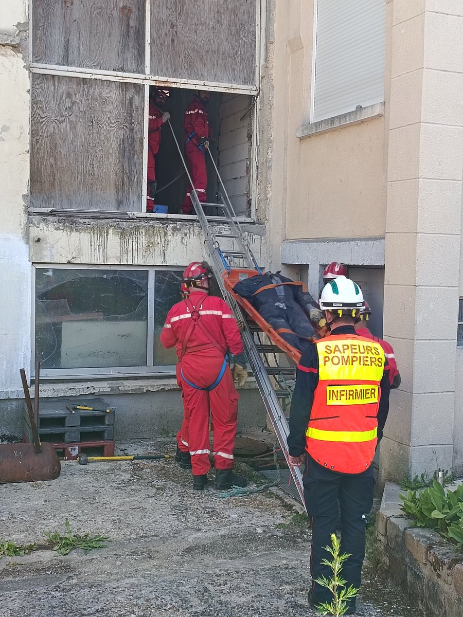 bruno_tabary's tweet photo. 🟢[FMPA USAR] les friches industrielles sont des lieux insolites et indispensables pour effectuer les #manœuvres 👨‍🚒dans des conditions proches de la réalité pour l'#USAR80 #SSSM ⛑️ #SSO #pompiers https://t.co/yoLAXQRBoK