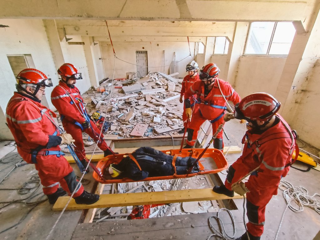 bruno_tabary's tweet photo. 🟢[FMPA USAR] les friches industrielles sont des lieux insolites et indispensables pour effectuer les #manœuvres 👨‍🚒dans des conditions proches de la réalité pour l'#USAR80 #SSSM ⛑️ #SSO #pompiers https://t.co/yoLAXQRBoK