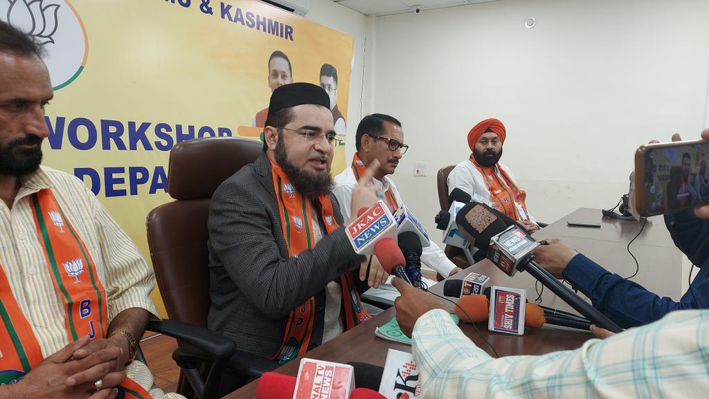 MSufiSaint's tweet photo. Press Conference of Sufi M.K. Chishty At Jammu @BJP4JnK State Office On PM @narendramodi ji's 8 Years of "Seva, Sushasan, Garib Kalyan", Nation First &amp; Harmony.
#SabkaSathSabkaVikas
@AmitShah @JPNadda @blsanthosh @CRPaatil https://t.co/5oEkBD4peA