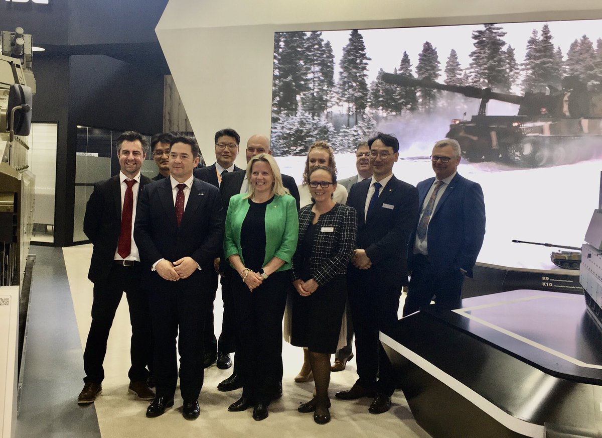 DefenseSoucy's tweet image. #Day3 #Eurosatory2022 the #TeamThunder got reunited for a family photo at #Hanwha booth (Hall 5  #K9A2 #Partnership #Team #Leonardo @Horstman_Group @LMUKNews @Pearson_Eng_Ltd