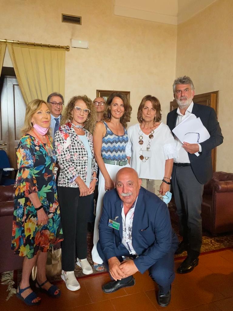 carlaruocco1's tweet photo. Questo pomeriggio negli uffici della #CommissioneBanche ho incontrato una delegazione del Comitato Indipendente azionisti della Banca Popolare di #Bari 👉https://t.co/qDtapBSKCZ https://t.co/r7e2XphXcK