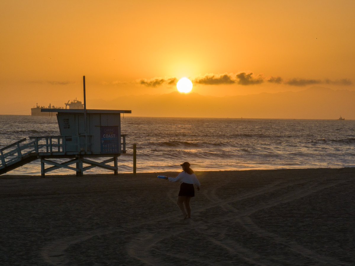Sunsets in SoCal
Shot at takeoff. 

DJI Mavic 3 Hasselblad lens at 7x zoom. 
CPL filter 
Lr and Ps edited 
📍 Manhattan Beach, CA
#dji @ManhattanBeachD <a href="/DJIGlobal/">DJI</a> <a href="/DroneHour/">DroneHour</a> #drone